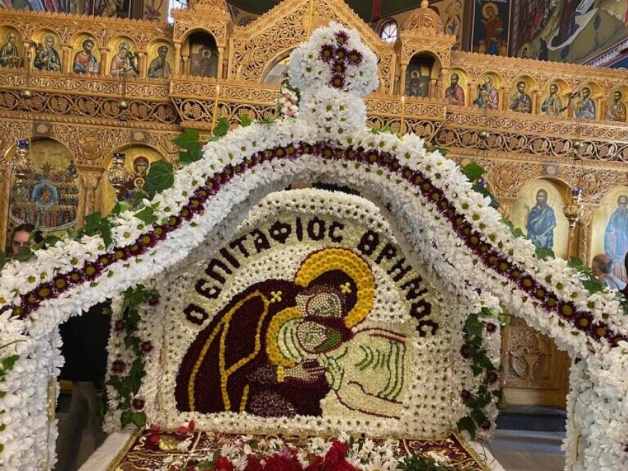 Θεσσαλονίκη: Εντυπωσιάζει ο Επιτάφιος στον ναό των Αγίων Πάντων – Πάνω από 20 ώρες ο στολισμός του