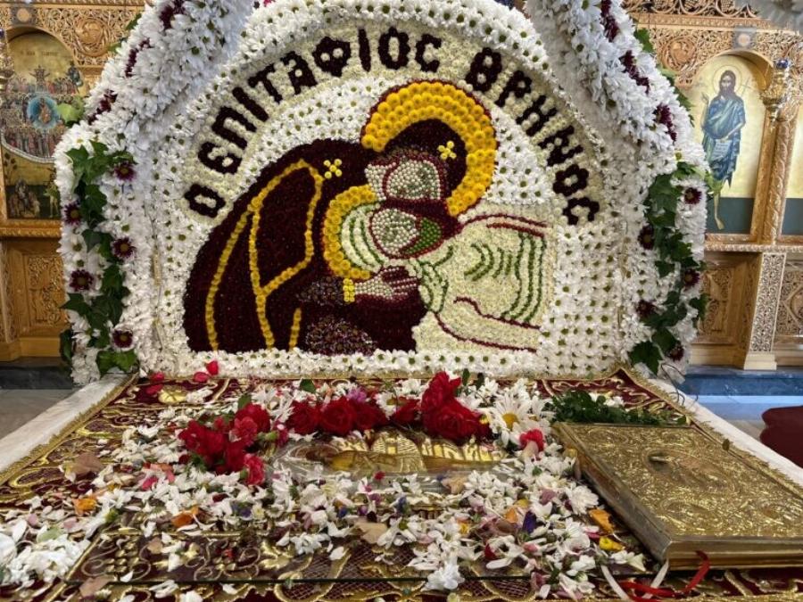 Θεσσαλονίκη: Εντυπωσιάζει ο Επιτάφιος στον ναό των Αγίων Πάντων – Πάνω από 20 ώρες ο στολισμός του