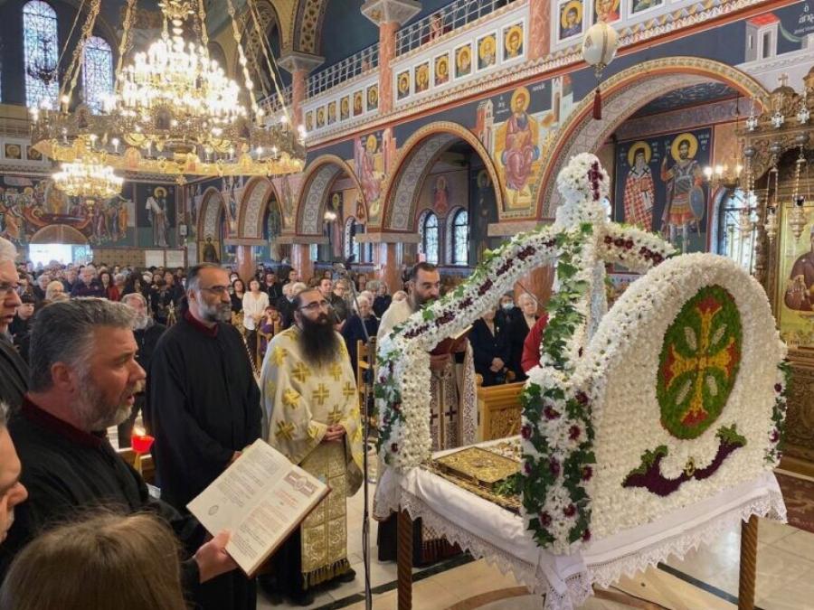 Θεσσαλονίκη: Εντυπωσιάζει ο Επιτάφιος στον ναό των Αγίων Πάντων – Πάνω από 20 ώρες ο στολισμός του
