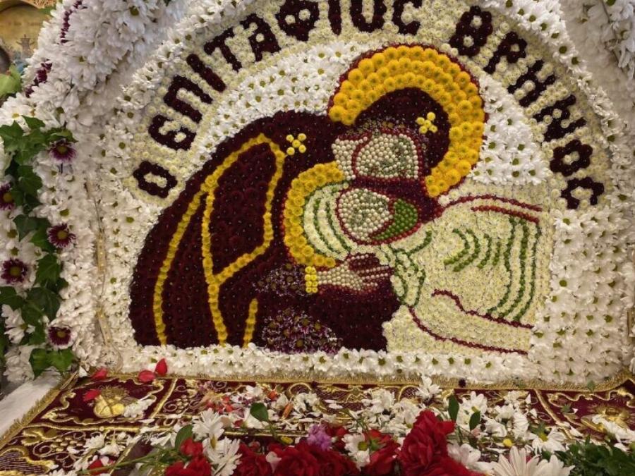 Θεσσαλονίκη: Εντυπωσιάζει ο Επιτάφιος στον ναό των Αγίων Πάντων – Πάνω από 20 ώρες ο στολισμός του