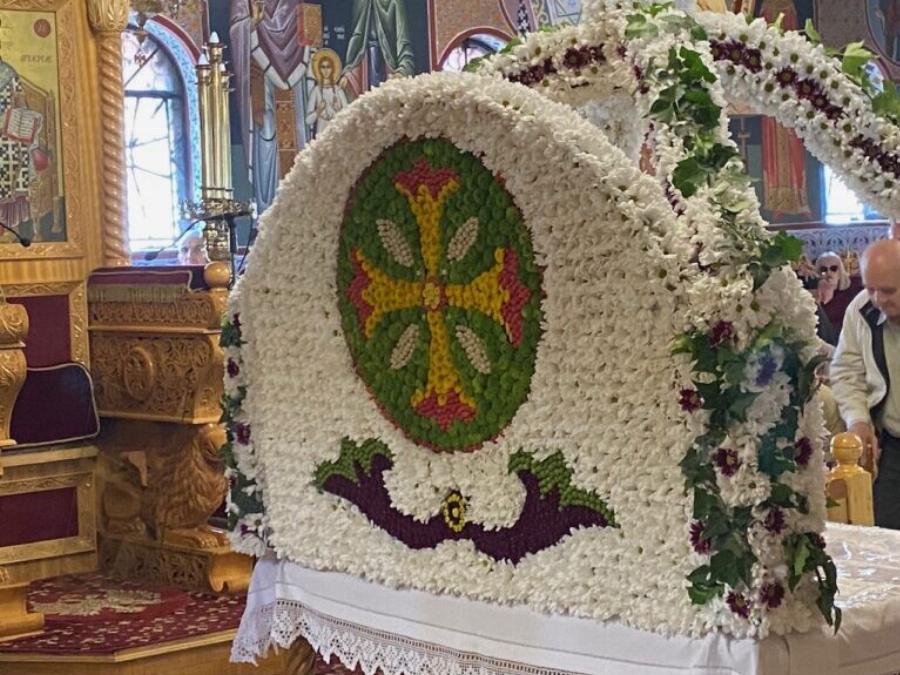 Θεσσαλονίκη: Εντυπωσιάζει ο Επιτάφιος στον ναό των Αγίων Πάντων – Πάνω από 20 ώρες ο στολισμός του