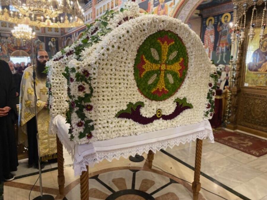 Θεσσαλονίκη: Εντυπωσιάζει ο Επιτάφιος στον ναό των Αγίων Πάντων – Πάνω από 20 ώρες ο στολισμός του