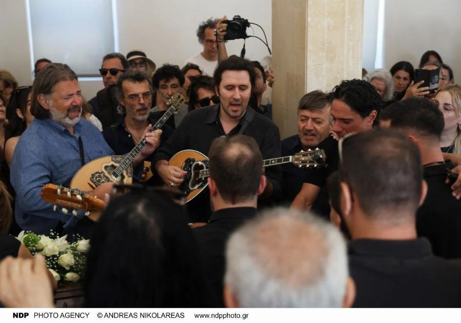 Νίκος Καλογερόπουλος: Τραγικές φιγούρες η σύζυγος και ο γιος του στο τελευταίο «αντίο» – Το τραγούδι που του αφιέρωσαν