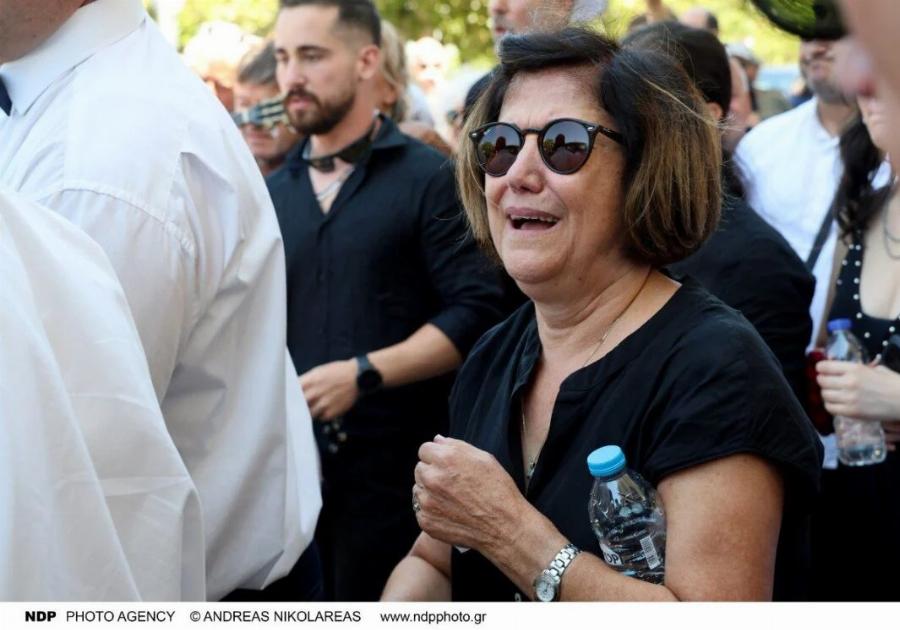 Νίκος Καλογερόπουλος: Τραγικές φιγούρες η σύζυγος και ο γιος του στο τελευταίο «αντίο» – Το τραγούδι που του αφιέρωσαν