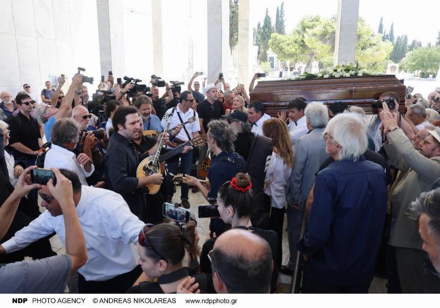 Νίκος Καλογερόπουλος: Τραγικές φιγούρες η σύζυγος και ο γιος του στο τελευταίο «αντίο» – Το τραγούδι που του αφιέρωσαν