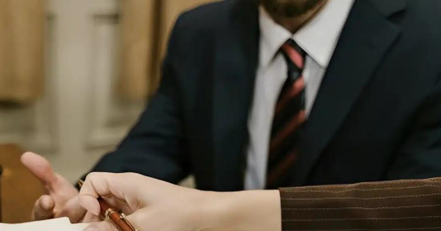 Tέλoς στα «αδελφομοίρια»: Ο νέος νόμος για τις κληρονομιές που σταματά τους οικογενειακούς Kαβγάδες