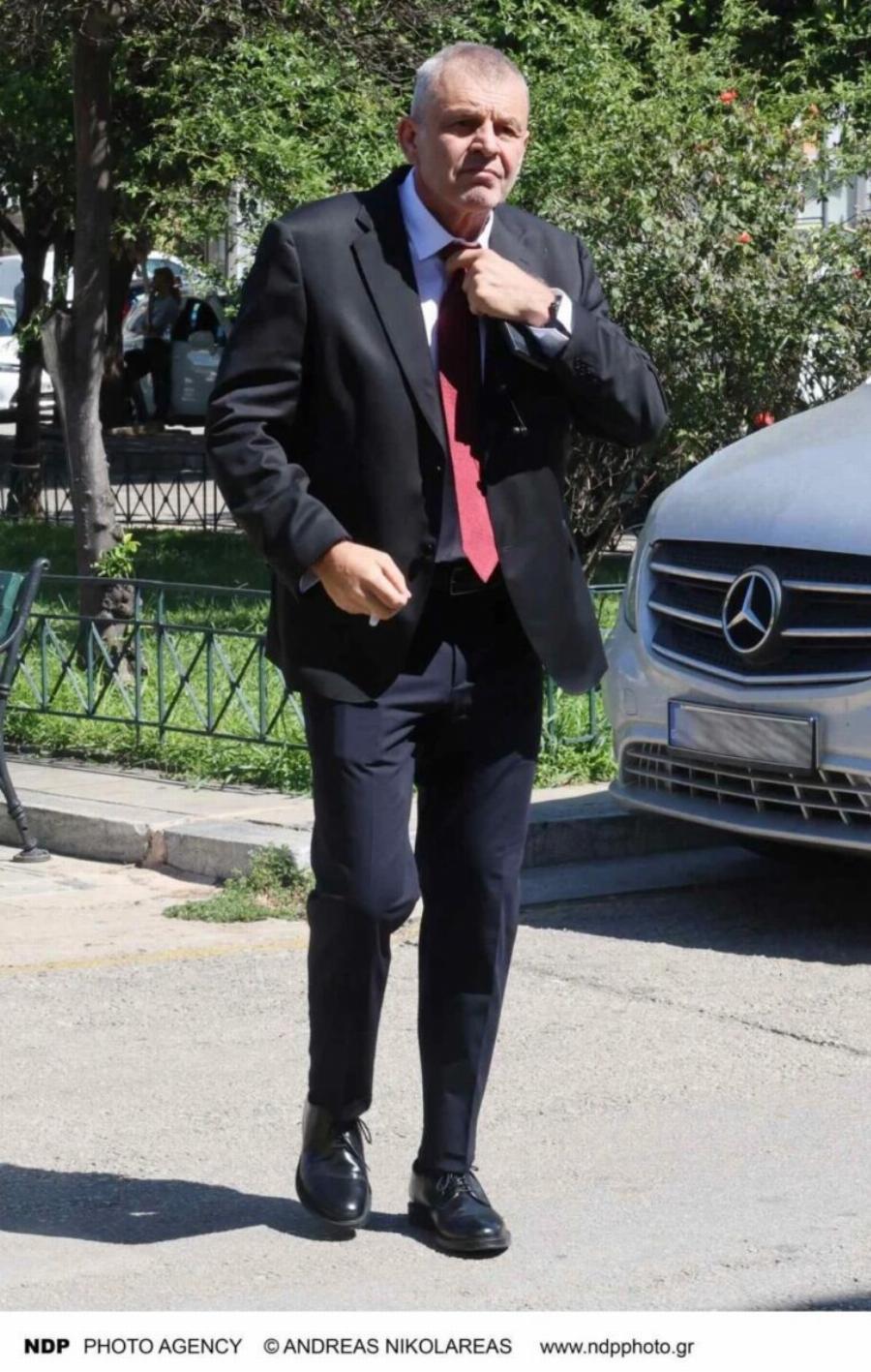 Νίκος Καλογερόπουλος: Τραγικές φιγούρες η σύζυγος και ο γιος του στο τελευταίο «αντίο» – Το τραγούδι που του αφιέρωσαν