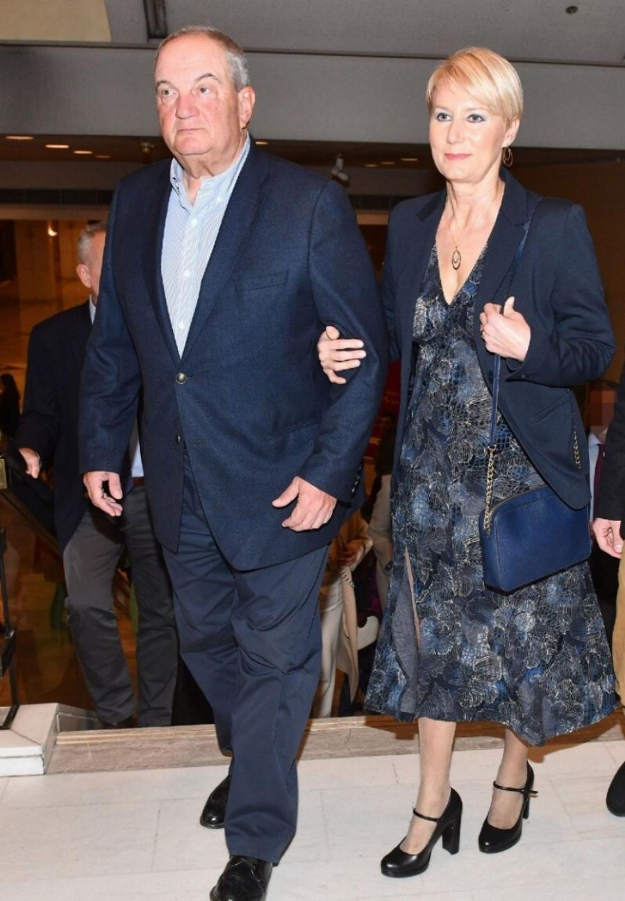 Όλο και ομορφαίνει ο 20χρονος γιος τους: Σπάνια εμφάνιση της οικογένειας Καραμανλή, ίδια η Νταϊάνα η Νατάσα Παζαίτη