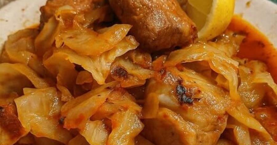 Το χοιρινό με λάχανο που θυμίζει μαμά και… δεν μένει σταγόνα
