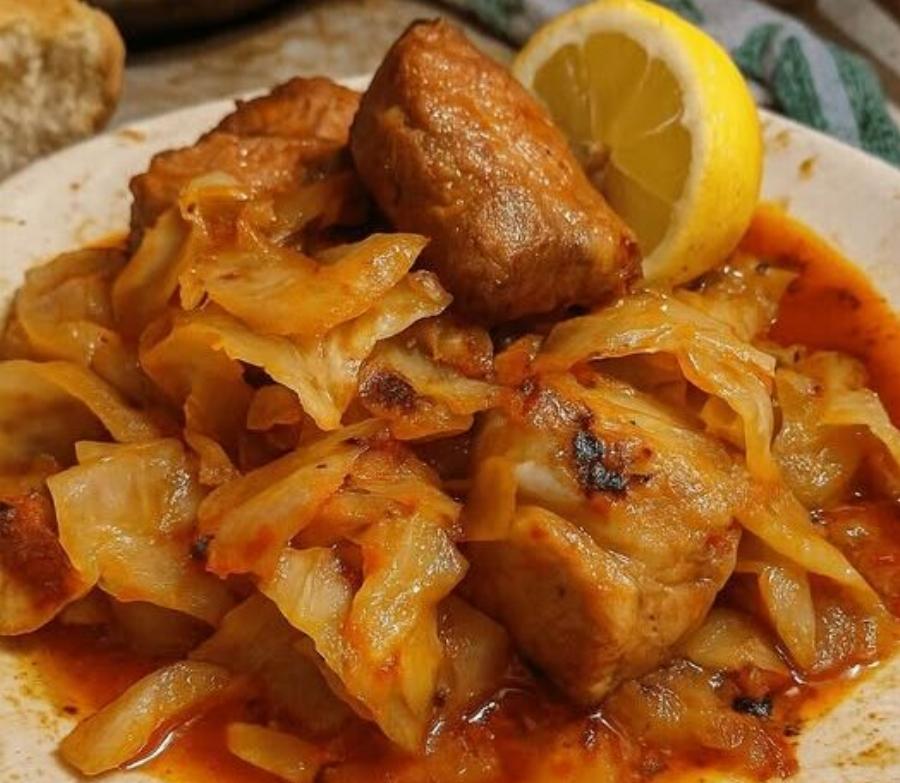 Το χοιρινό με λάχανο που θυμίζει μαμά και… δεν μένει σταγόνα