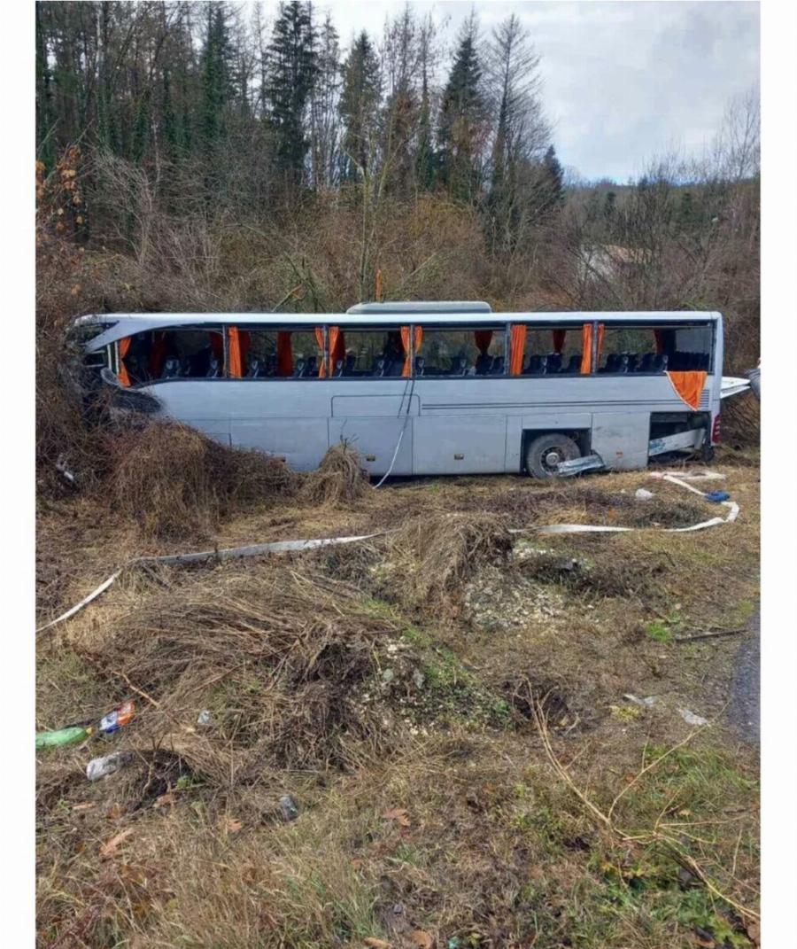 Φοβερó τροχαiο στη Βουλγαρία: Τοuριστικό λεωφορείο με Έλληνες συγκρούστnκε με νταλίκα