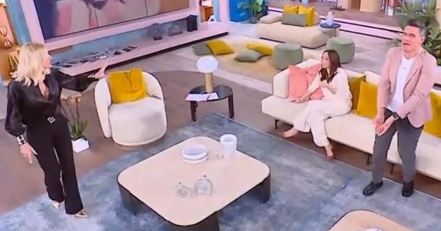 «Φεύγω! Κάτσε μόνη σου! Αν είναι να φέρνουμε καλεσμένους και να μας προσβάλλουν…»: Της κακομοίρας on air με Φαίη Σκορδά και την καλεσμένη της