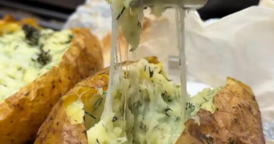 Ψητή πατάτα-όνειρο με λιωμένη μοτσαρέλα