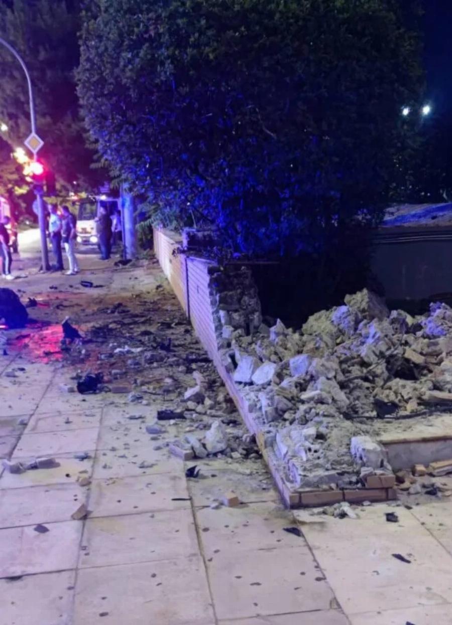 Θανατηφόρο τροχαίο στη Γλυφάδα: Σημείο «προσκυνήματος» εκεί που άφησαν την τελευταία τους πνοή οι 3 Ρομά – Βίντεο