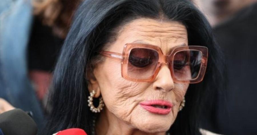 Ζωζώ Σαπουντζάκη: Πιο ανανεωμένη από ποτέ κολυμπά στην πισίνα της και μας αφήνει άφωνους (Βίντεο)