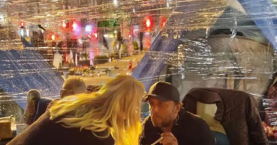 Η στιγμή που ο Πάνος Ρούτσι τρώει την πρώτη μπουκιά μετά την απεργία πείνας – Η φωτό που κάνει τον γύρο του διαδικτύου