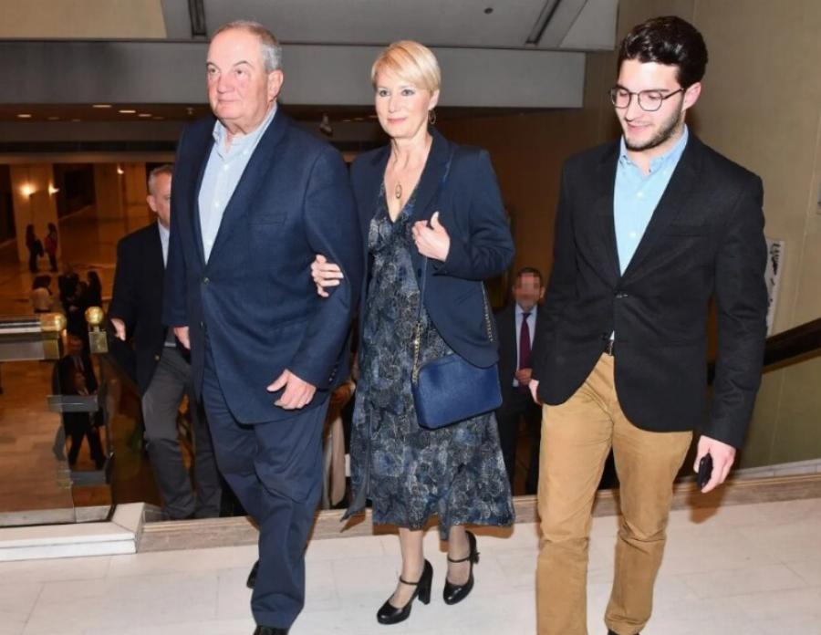 Όλο και ομορφαίνει ο 20χρονος γιος τους: Σπάνια εμφάνιση της οικογένειας Καραμανλή, ίδια η Νταϊάνα η Νατάσα Παζαίτη