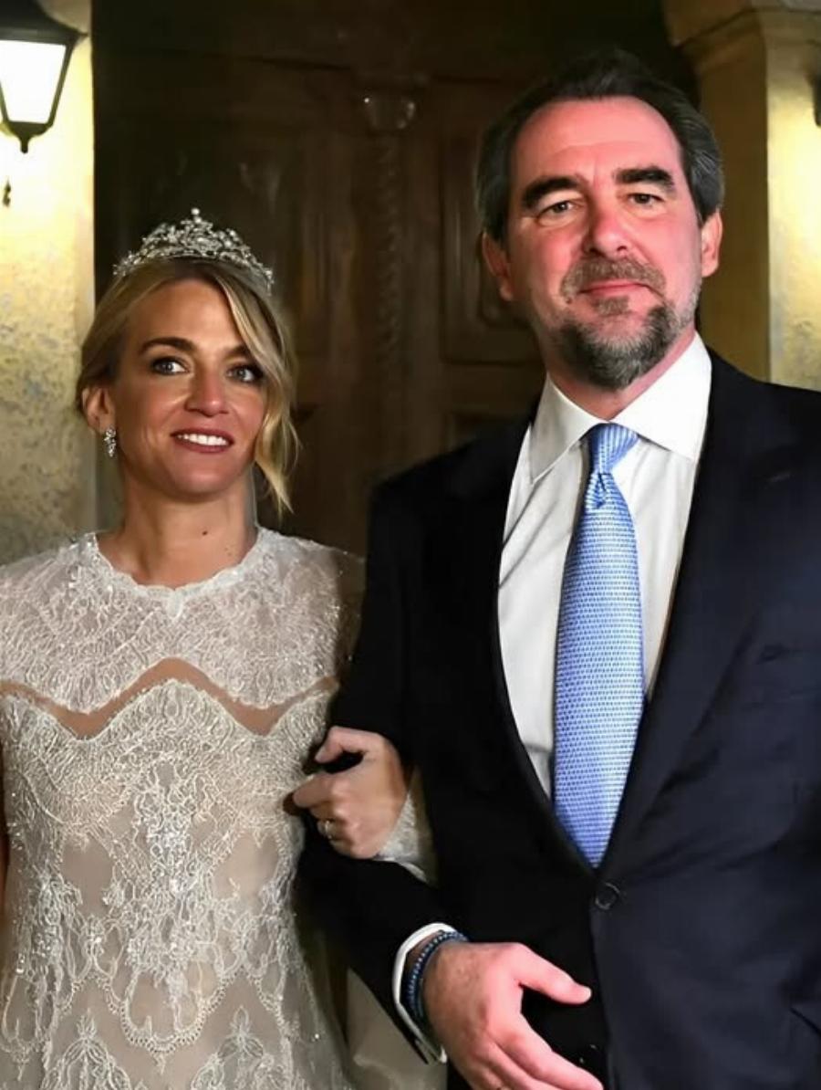 Παντρεύτηκαν Νικόλαος Ντε Γκρες και Χρυσή Βαρδινογιάννη: Η έξοδος του ζευγαριού από τον Ιερό Ναό – Φωτογραφίες