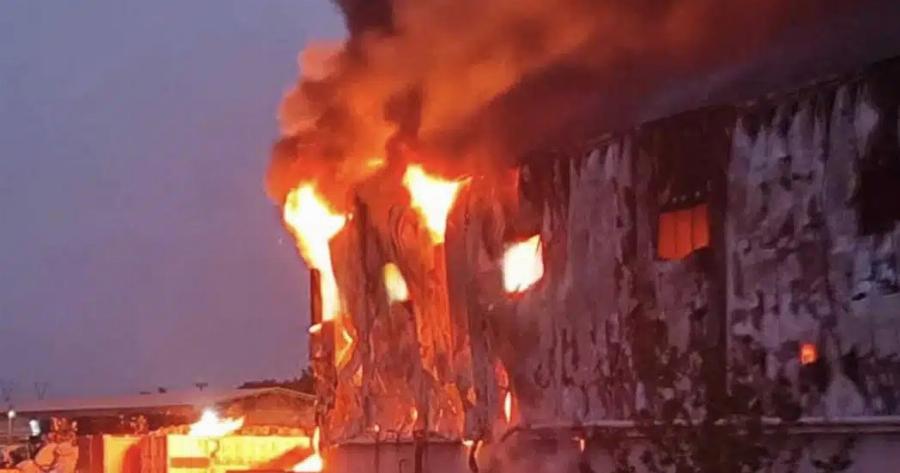 ΕΚΤΑΚΤΟ ΤΩΡΑ – Μεγάλη φωτιά σε εργοστάσιο – 112 για τους πυκνούς καπνούς