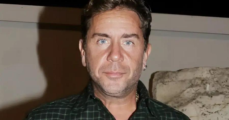 Γιώργος Μαζωνάκης: Νέο βίντεο μέσα από το σπίτι του – Σκουπίζει ξυπόλυτος με τα εσώρουχα