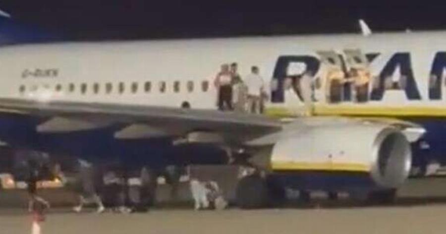 Πανικός σε πτήση της Ryanair: Σήμανε συναγερμός για φωτιά – Επιβάτες πήδηξαν από το φτερό – 18 οι τραυματίες