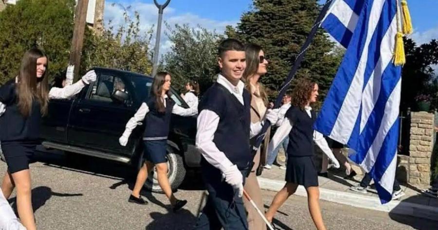 «Είμαι 1,60 αλλά χθες ένιωσα πιο ψηλή και από τον Αντετοκούνμπο», λέει η μητέρα του τυφλού σημαιοφόρου στο Αγρίνιο