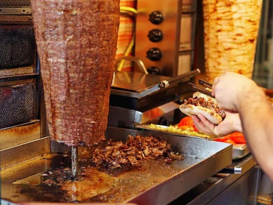 Πpoστιμo σε μεγάλο και γνωστό σουβλατζίδικο της Αθήνας – Βρέθηκε ότι ο γύρος