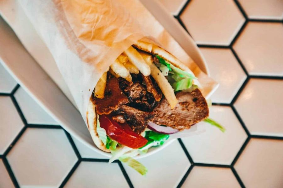 Πpoστιμo σε μεγάλο και γνωστό σουβλατζίδικο της Αθήνας – Βρέθηκε ότι ο γύρος