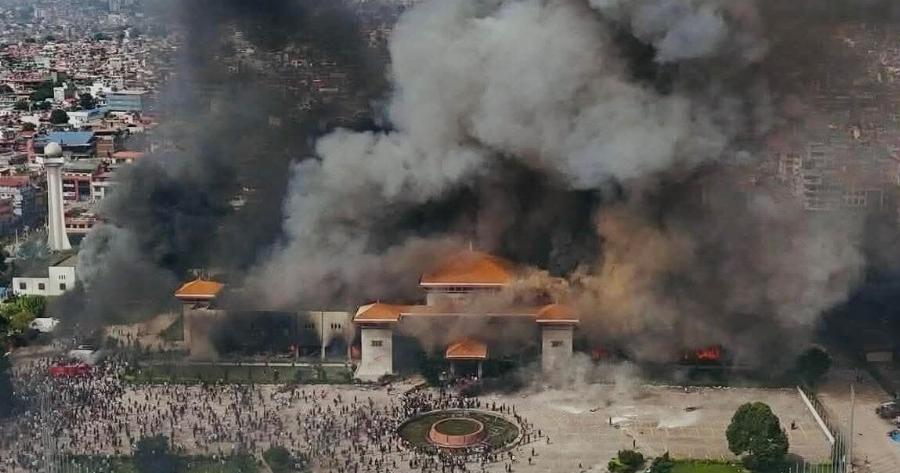 Έκτακτος Συναγερμός: Στις φλόγες το κοινοβούλιο, κλειστά αεροδρόμια, επιθέσεις σε σπίτια πολιτικών