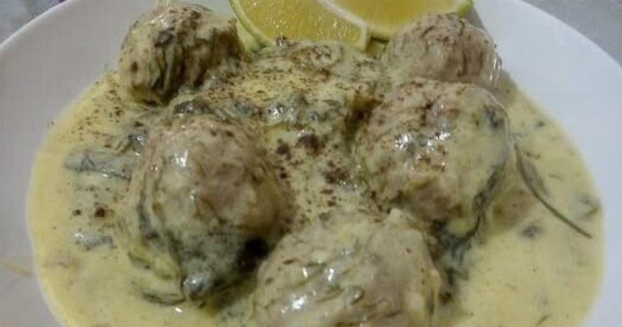 Γιουβαρλάκια φρικασέ με άγρια χόρτα – παραδοσιακή συνταγή