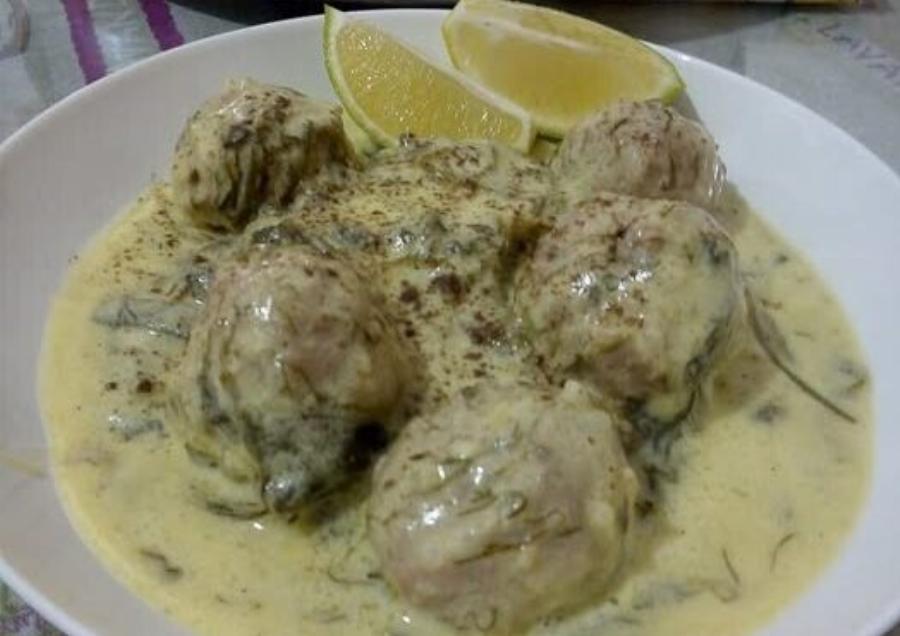 Γιουβαρλάκια φρικασέ με άγρια χόρτα – παραδοσιακή συνταγή