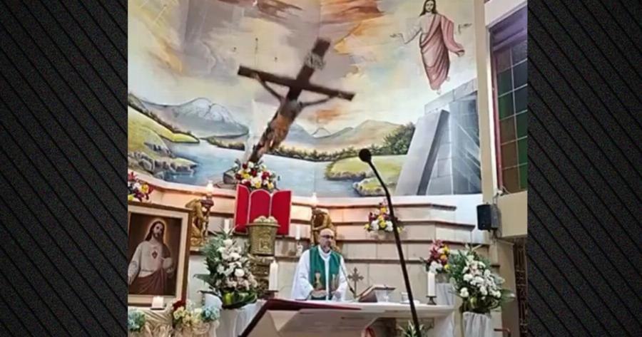 «Όλοι θα πεθάνουμε μια μέρα»: Τα ανατριχιαστικά λόγια του ιερέα λίγο πριν σκοτωθεί από Σταυρό που έπεσε στο κεφάλι του (Video)