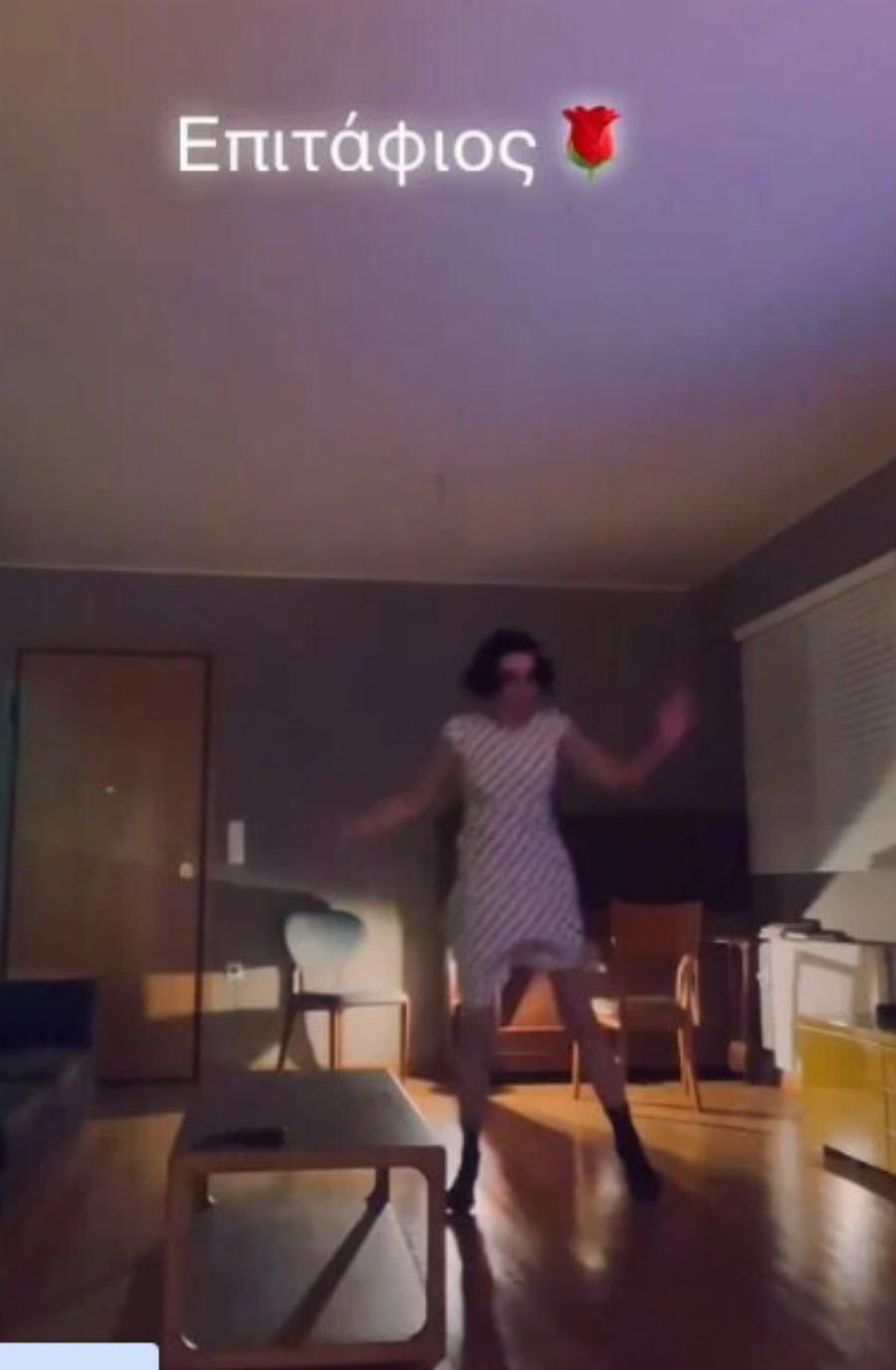 Σάλος με την Έλενα Τοπαλίδου που ανέβασε αδιανόητο βίντεο να χορεύει ξέφρενα Έμινεμ με λεζάντα «Επιτάφιος»