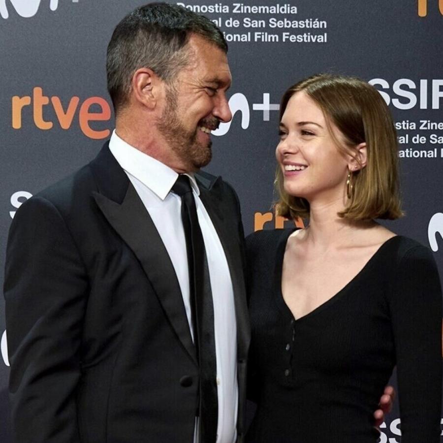 Το Διαδίκτυο τρελαίνεται: Η κόρη του Αντόνιο Μπαντέρας σαγηνεύει τους θαυμαστές με την ομορφιά της-Οι παντρεμένοι άντρες να προσέχουν!