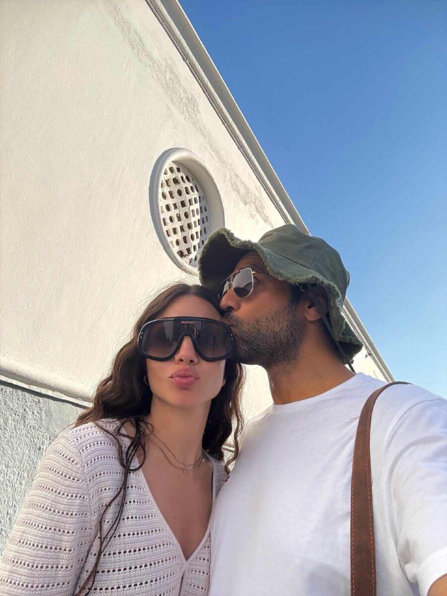 Βγήκε από τη θάλασσα με φουσκωμένη κοιλιά και τράβηξε όλα τα βλέμματα – Στη Ρόδο αγαπημένο ζευγάρι της showbiz