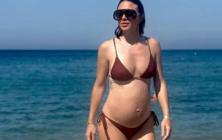 Βγήκε από τη θάλασσα με φουσκωμένη κοιλιά και τράβηξε όλα τα βλέμματα – Στη Ρόδο αγαπημένο ζευγάρι της showbiz