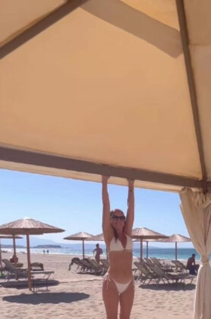 Κατερίνα Διδασκάλου: Με λευκό μπικίνι στα 63 της χρόνια – «Ζαλίζουν» οι αναλογίες της