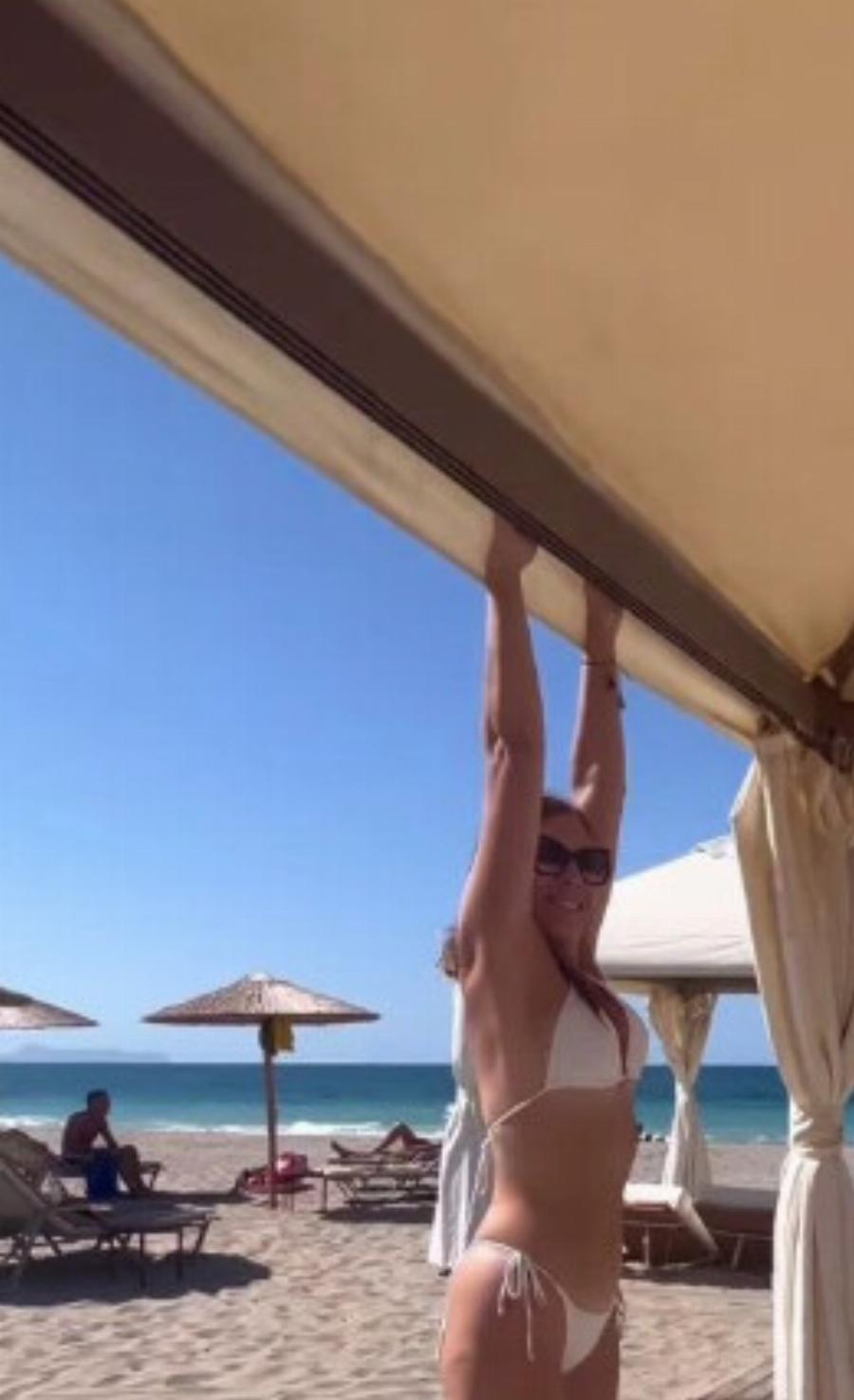 Κατερίνα Διδασκάλου: Με λευκό μπικίνι στα 63 της χρόνια – «Ζαλίζουν» οι αναλογίες της