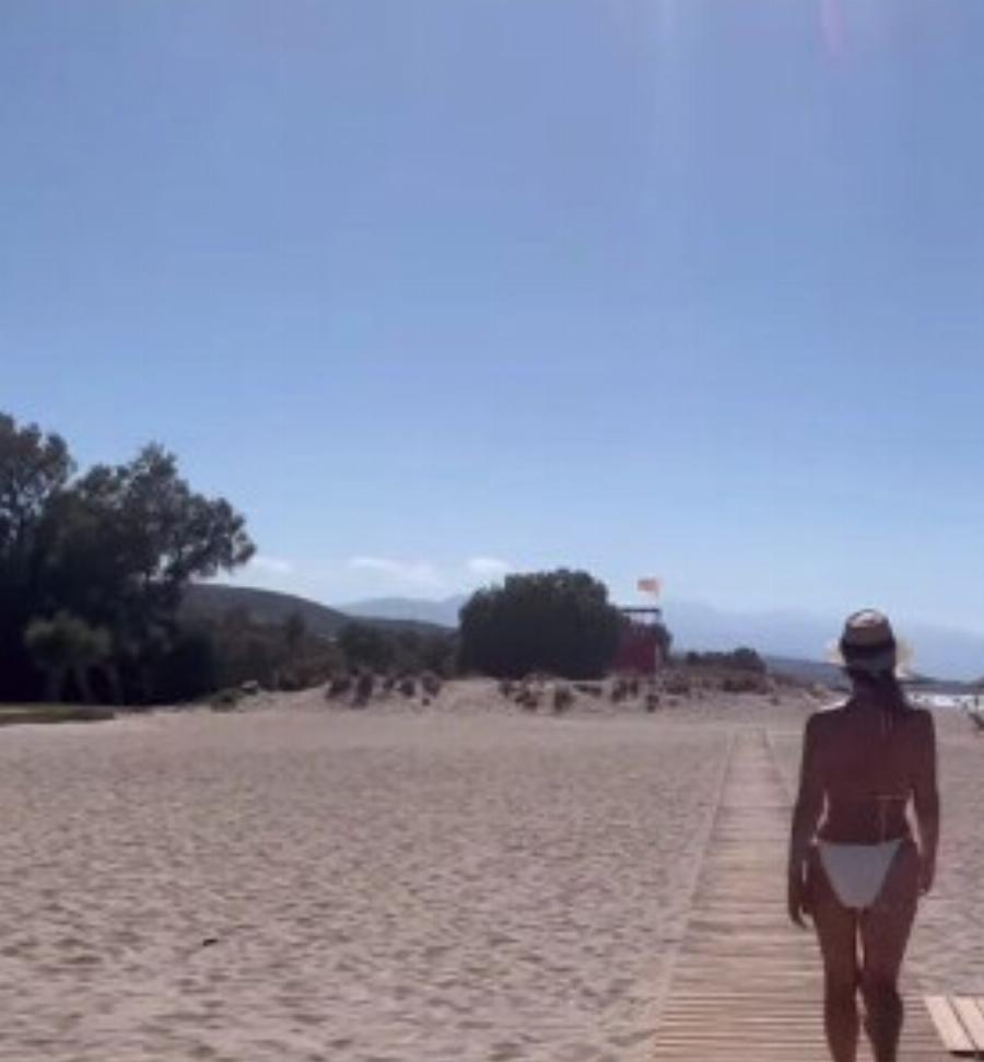 Κατερίνα Διδασκάλου: Με λευκό μπικίνι στα 63 της χρόνια – «Ζαλίζουν» οι αναλογίες της