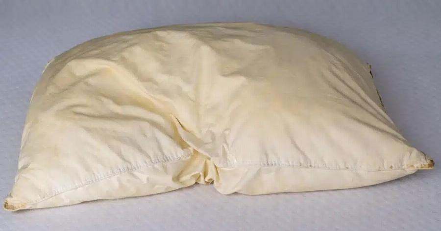 Πώς να καθαρίσετε τα βρώμικα μαξιλάρια για να είναι λευκά και να μυρίζουν ωραία