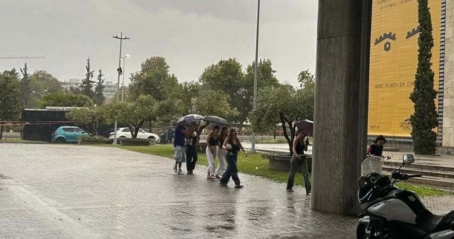 Βρέχει «καρέκλες» τώρα στη Θεσσαλονίκη: Στον αέρα η συναυλία του Ρέμου – Θεία Δίκη για τον ΜΑΖΩ λένε οι φαν