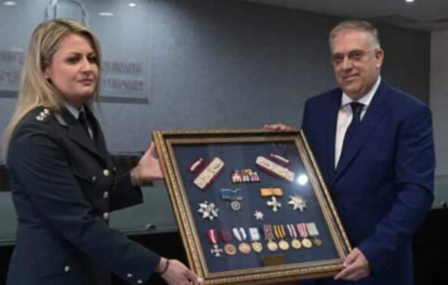 Ποια είναι στην πραγματικότητα η Κωνσταντία Δημογλίδου: Η «κρυφή» ζωή της εντυπωσιακής εκπροσώπου Τύπου της ΕΛΑΣ