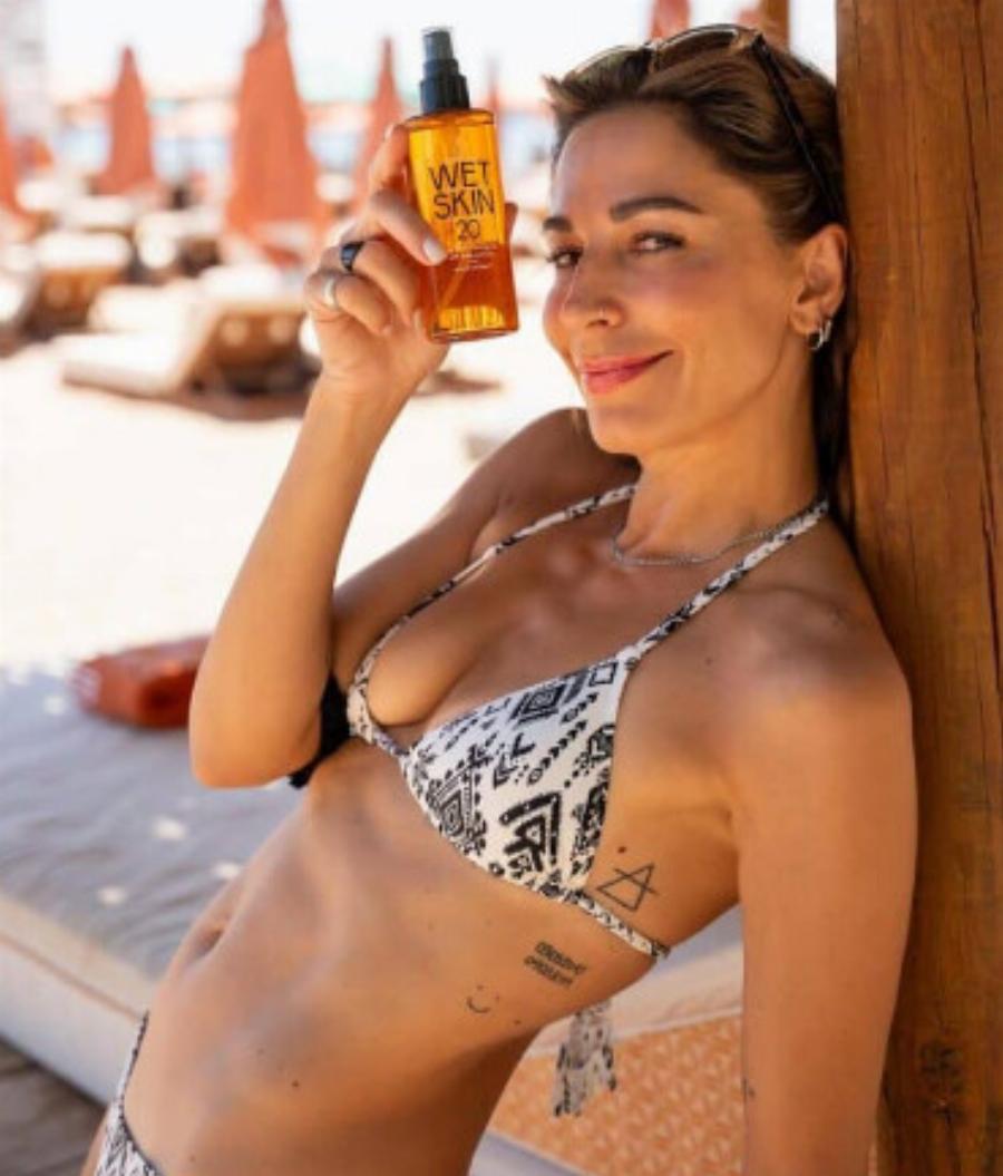 Είναι γεμάτη τατουάζ και δεν της φαίνεται: Η Παπουτσάκη ανέβασε φώτο με μπικίνι κ όλοι μετράνε τατουάζ