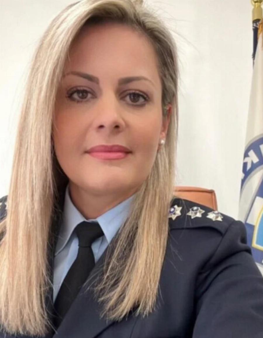 Ποια είναι στην πραγματικότητα η Κωνσταντία Δημογλίδου: Η «κρυφή» ζωή της εντυπωσιακής εκπροσώπου Τύπου της ΕΛΑΣ