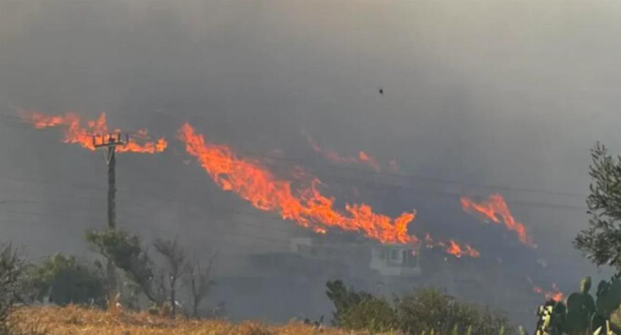 Φωτιά στo νησί: Νέο μήνυμα του 112, εκκενώνονται 6 οικισμοί – «Είναι μεγάλο το μέτωπο»