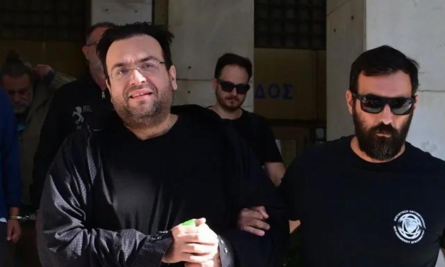 Πρώην εργαζόμενη που «ξεσκέπασε» τον Καμπούρη: «Ήμουν ένα μπαλάκι μεταξύ αυτού και της παρέας του» – Βίντεο