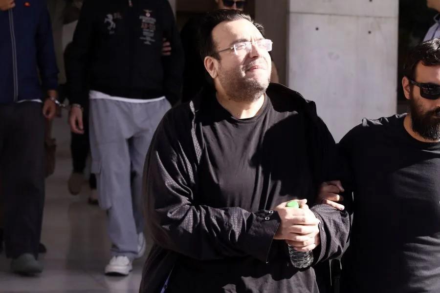 Πρώην εργαζόμενη που «ξεσκέπασε» τον Καμπούρη: «Ήμουν ένα μπαλάκι μεταξύ αυτού και της παρέας του» – Βίντεο
