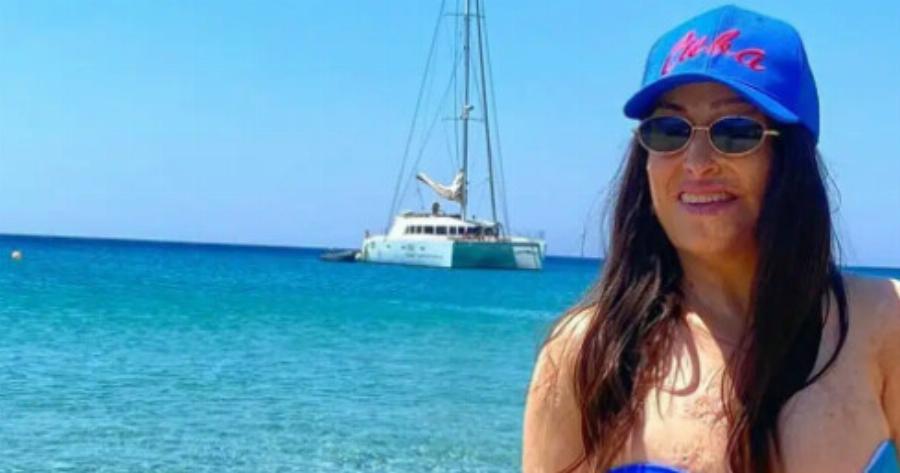 Η Ιωάννα Παλιοσπύρου ποζάρει με μπικίνι από παραλία της Μυκόνου – Δείτε τις φωτογραφίες
