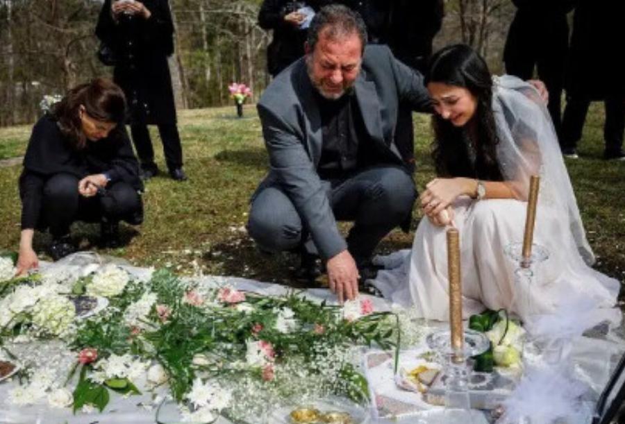 Θρήvoς: Ντύθηκε νύφη & πήγε στον τάφο του νεκρού αρραβωνιαστικού της τη μέρα που ήταν να γίνει ο γάμος τους