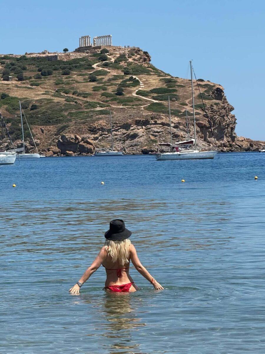 «Μποτιλιάρισμα» στο Σούνιο για τη Μενεγάκη: Εμφανίστηκε για μπάνιο με κόκκινο Mπικivι, άρχισε τις βουτιές και την κοιτούσε μία παραλία ολόκληρη